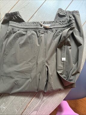 Vuori Olive Green Cropped Active Pants